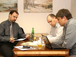 V prbhu rozhovoru stdav odpovdali na m otzky pnov Branislav Ludva (uprosted) a Martin Cgler (pln vpravo)