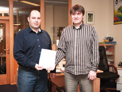 Branislav Ludva, mstopedseda pedstavenstva a generln editel Karat Software, (vlevo) a Martin Cgler, pedseda pedstavenstva a generln editel Cgler Software, (vpravo) netaj svoji radost nad uzavenm smlouvy o vzjemn spoluprci