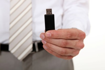 Je sdílení klíčových dokumentů na USB dobrý nápad?